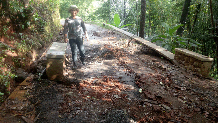 Akibat Pergerakan Tanah, Jalan Desa Cigaleuh Majalengka Pun Ambles