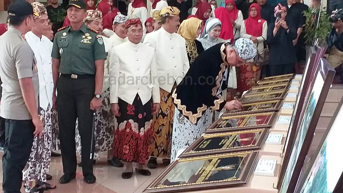 Pj Bupati Cirebon Resmikan 13 Prasasti Pembangunan