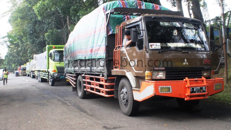 Puluhan Truk Besar Tertahan Akibat Longsor Cikijing