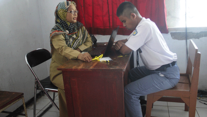 Dua Siswa SMA Penyandang Tunanetra Ikuti UNBK