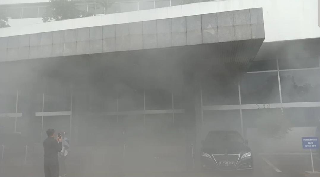 Bukan Kebakaran, Ini Penyebab Kepulan Asap Selimuti Gedung DPR RI