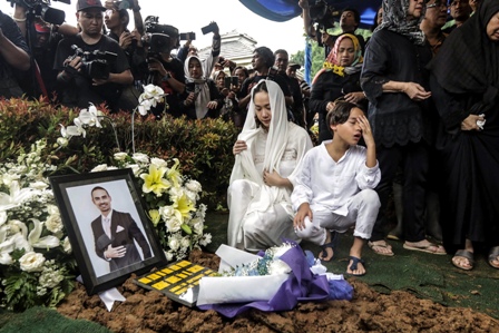 Rindu, Kunjungi Makam Ashraf Sinclair