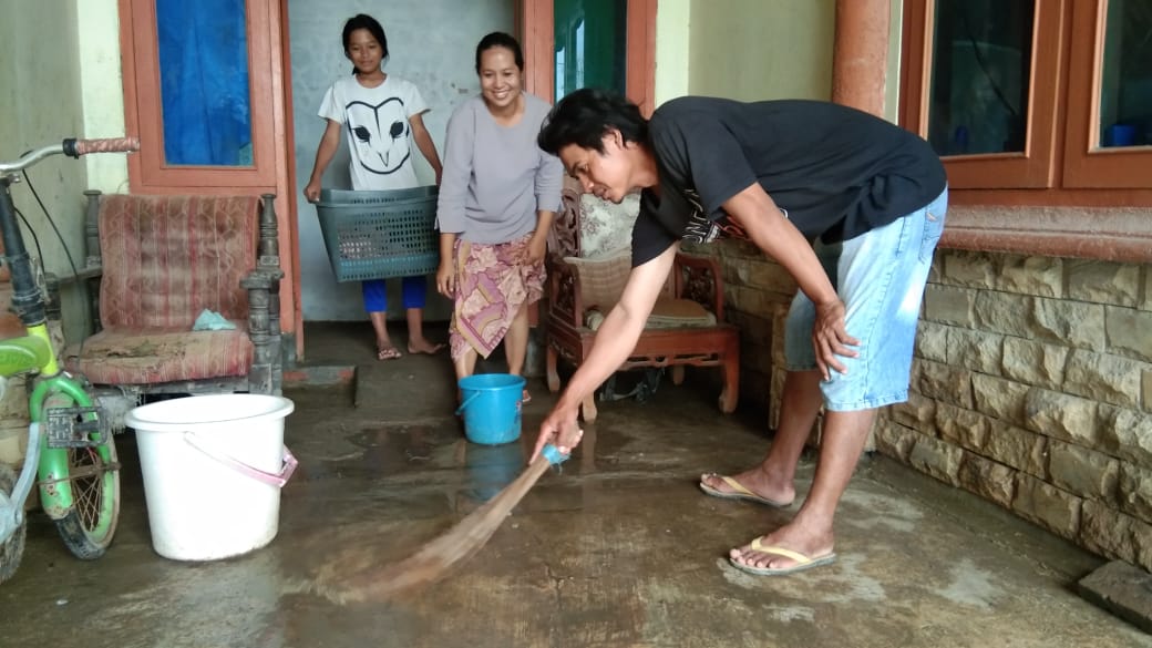 Banjir Indramayu Surut, Warga Bersihkan Rumahnya
