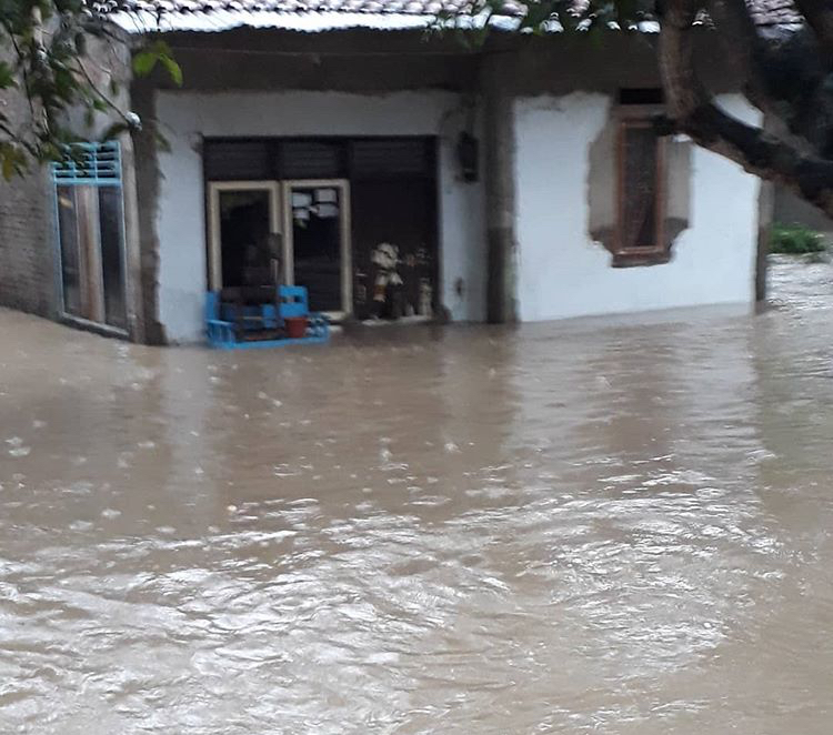 Pasaleman Banjir Setinggi Dada Orang Dewasa