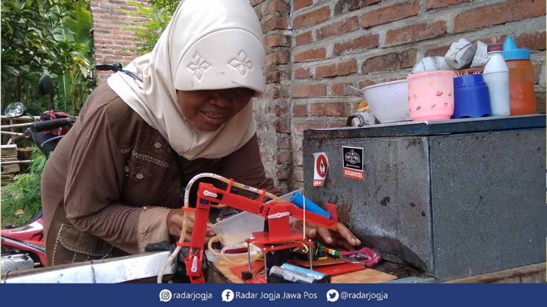 Keren, Lulusan SMK Bikin Robot Bantu Ibunya Jualan Telur Dadar Mini