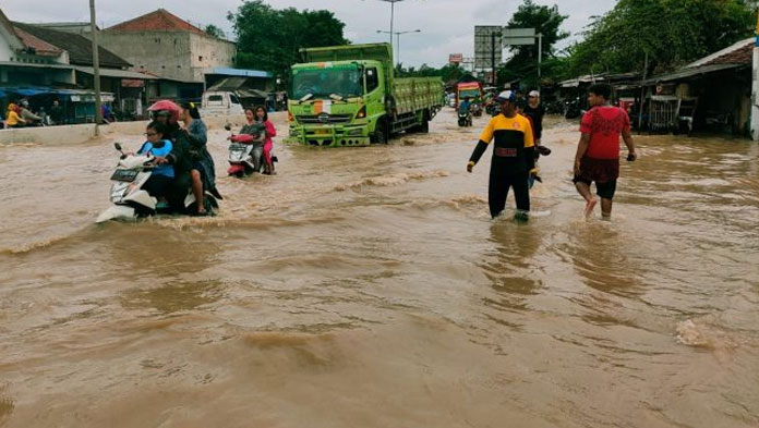 Banjir Genangi Jalur Pantura Subang, Arus Lalu Lintas Kendaraan Terganggu