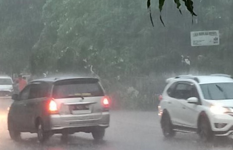 Waspada Banjir, Hujan Angin Deras Disertai Angin Kencang Landa Kota Cirebon dan Sekitarnya