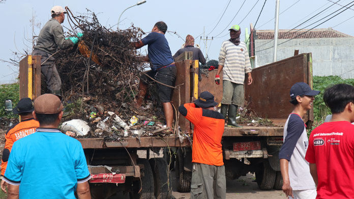 Pemkot Cirebon Bersama Warga Gotong Royong Bersih-bersih Sampah di Pinggir Jalan