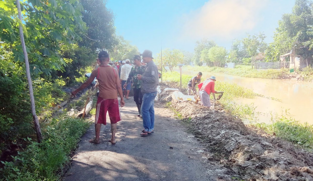 Warga Gotong Royong Perbaiki Tanggul