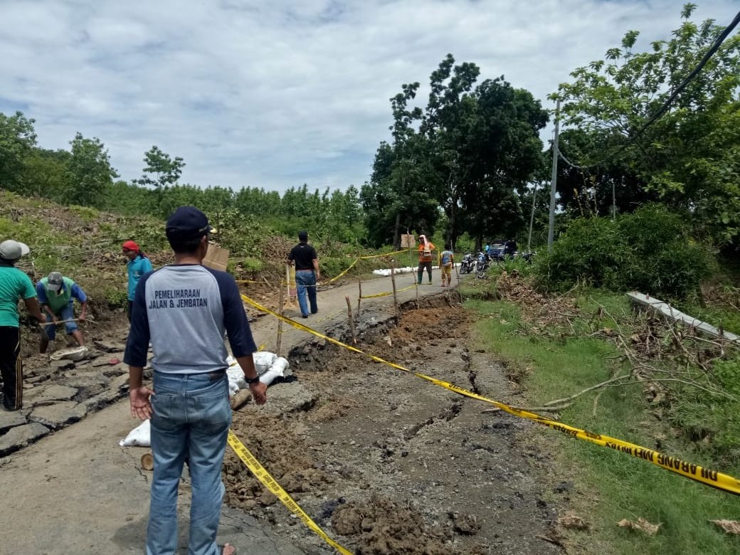 Jalan Bantarpanjang-Cibingbin Ambles, Perbaiki Saluran Air, Relokasi ke Tempat yang Stabil