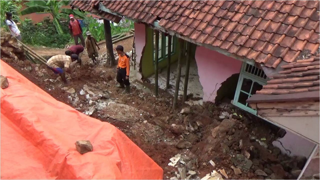 Longsor, Satu Rumah Jebol Korban Harus Mengungsi ke Rumah Saudara