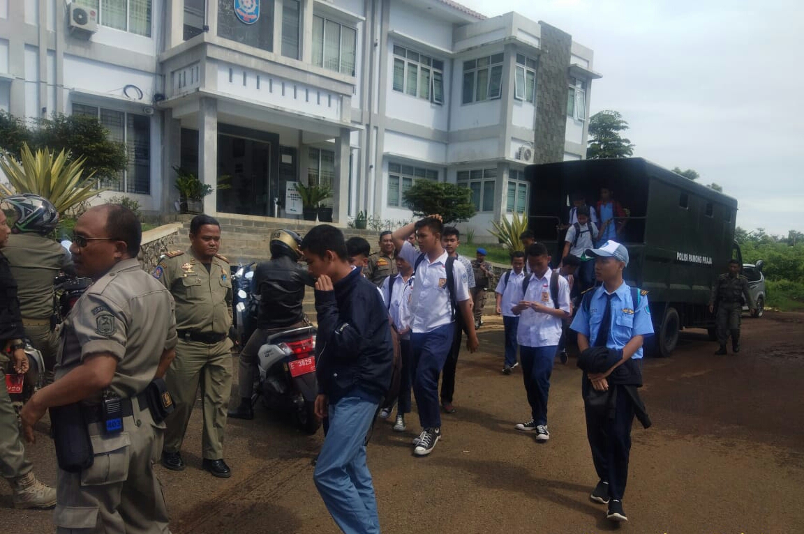 Nongkrong, 14 Pelajar Terjaring Razia Satpol PP