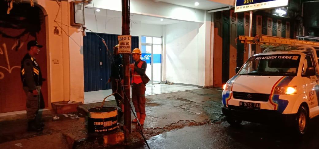 Kabel Listrik Tegangan Tinggi yang Menjuntai Halangi Jalan Kanggraksan Mulai Ditangani Petugas PLN, Ini Penyeb