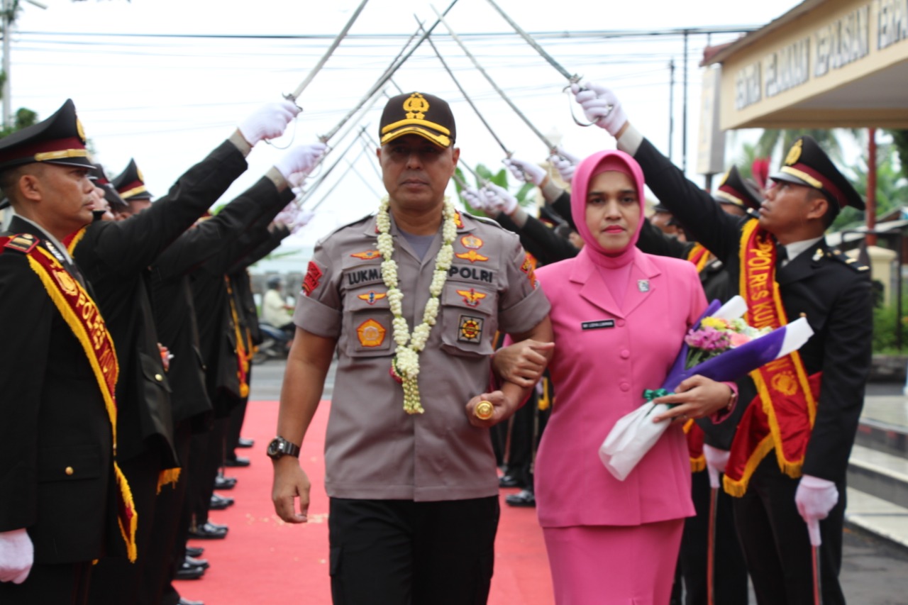 Tradisi Pedang Pora Sambut AKBP Lukman