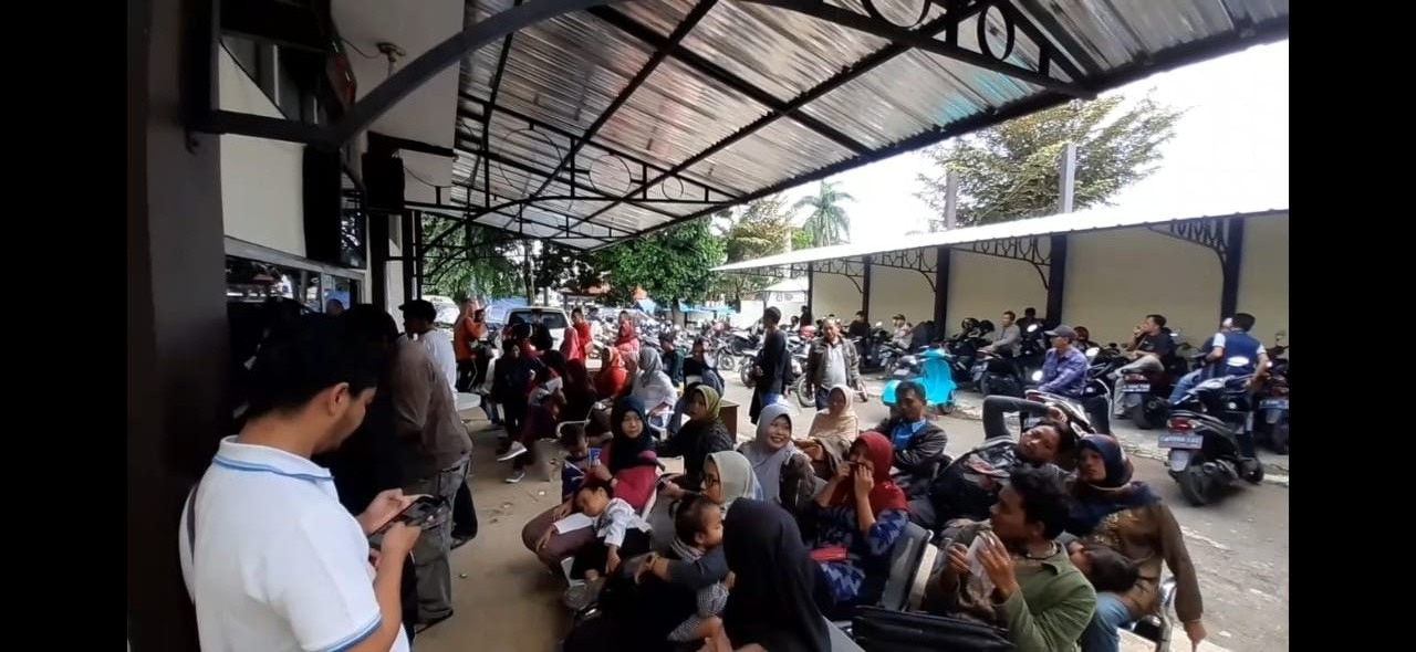 Ramai-ramai Tukarkan Suket di Disdukcapil