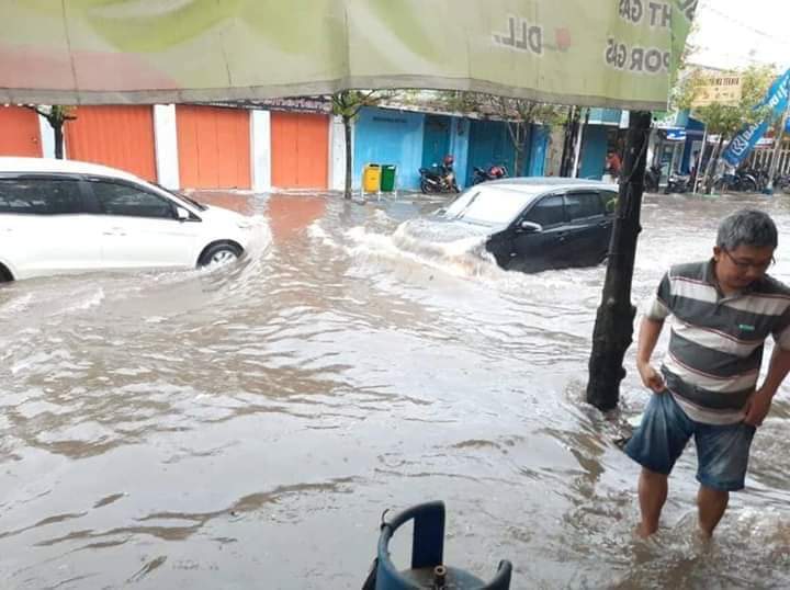 Dilanda Hujan dari Subuh hingga Siang Hari, Sebagian Wilayah Indramayu Banjir