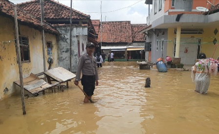 Banjir Rob Terjang Eretan Wetan
