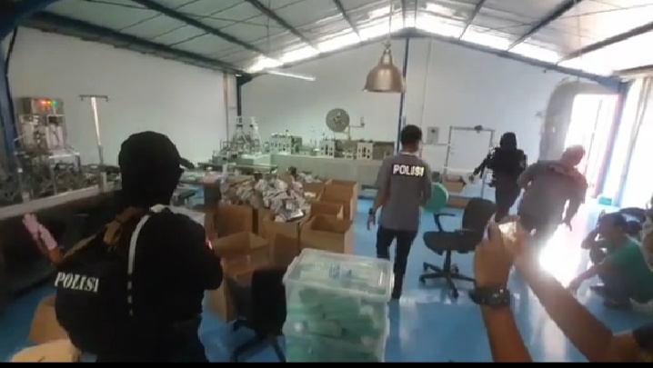 Polisi Gerebek Pabrik Masker Ilegal di Cilincing