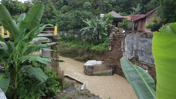 Sudah Dua Pekan Jembatan Sumurwuni Roboh Tak Ada Perbaikan