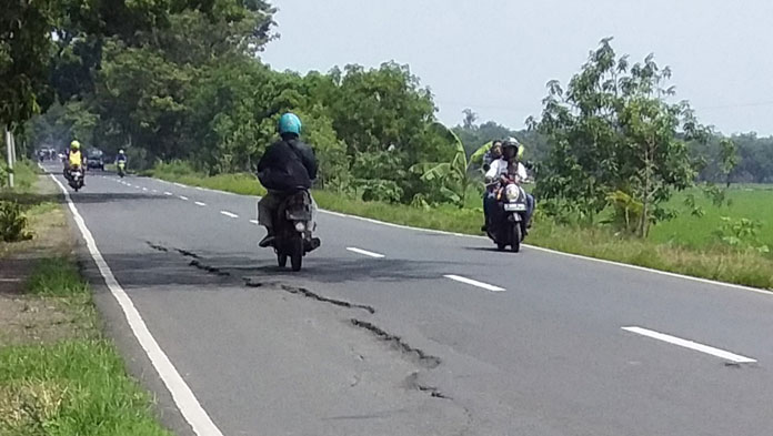 Jalan Pantura Indramayu Lama Berlubang, Warga Desak Perbaikan