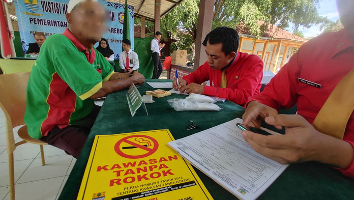 Sopir Angkot Terjaring Operasi Satpol PP, Merokok sambil Nyetir