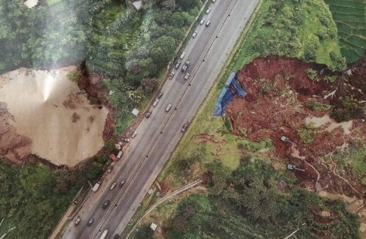 Pengguna Jalan Tol Cipularang Waspada Longsor Susulan di KM 118