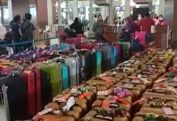 Batal Diberangkatkan, Jamaah Umrah Menumpuk di Bandara Soetta