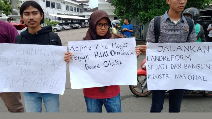 Impian Jadi Ambyar, Mahasiwa-Buruh Se-Ciayumajakuning Tolak Omnibus Law RUU Cipta Kerja