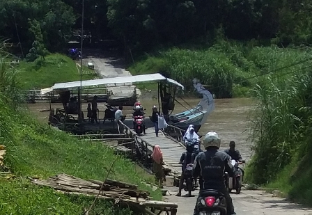 Musim Hujan, Koramil Pantau Perahu Tambangan di Sungai Cimanuk