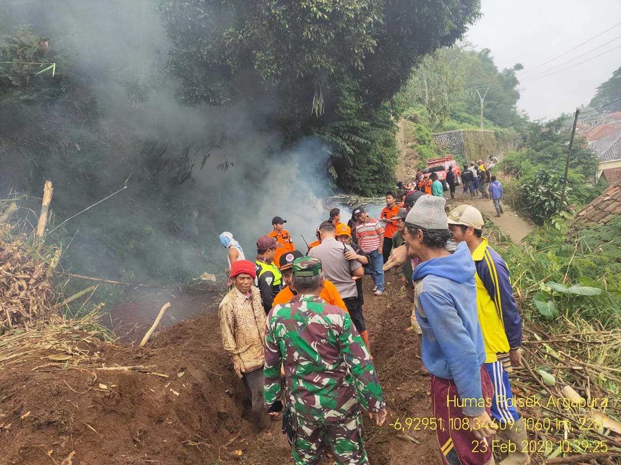 Longsor Tutup Jalan Desa Cibunut