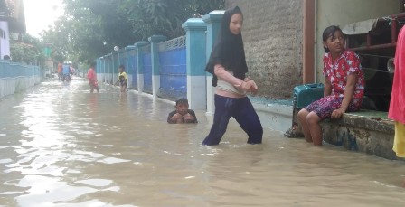 Banjir Kembali Terjang Permukiman Warga Dan Jalan Terendam di Desa Bugel