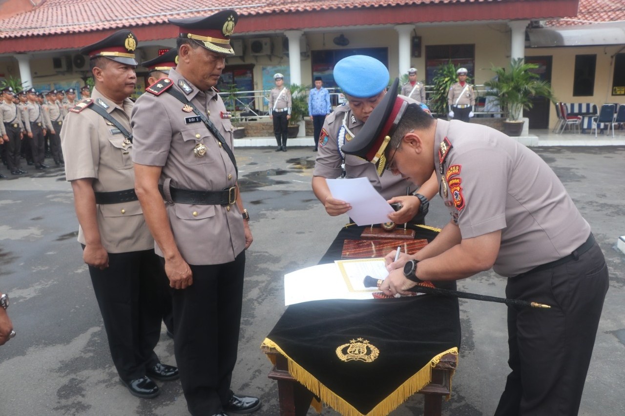 Kapolsek Mundu dan Seltim Berganti