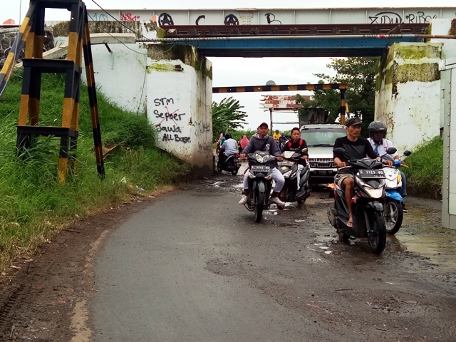 Jalan Rusak, Mecet dan Sering Banjir