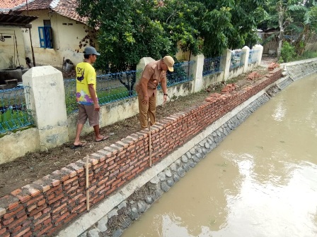 Pengajuan Tak Ditanggapi, Pemdes Terpaksa Ngutang Bangun Tanggul