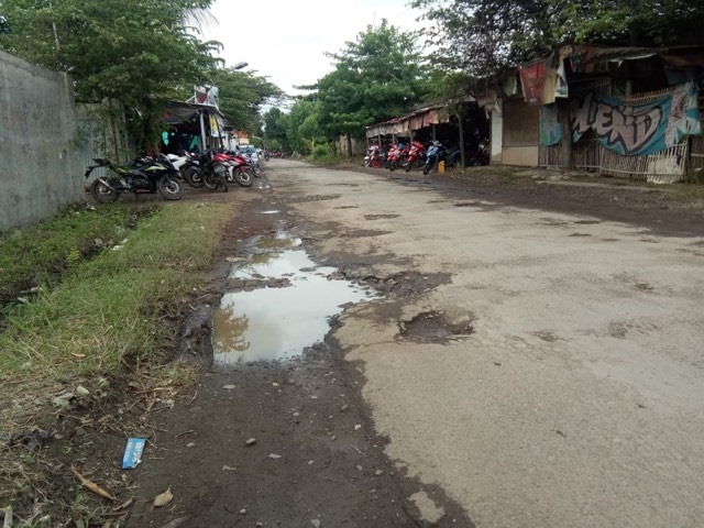 Kendaraan Tonase Berat Rusak Jalan