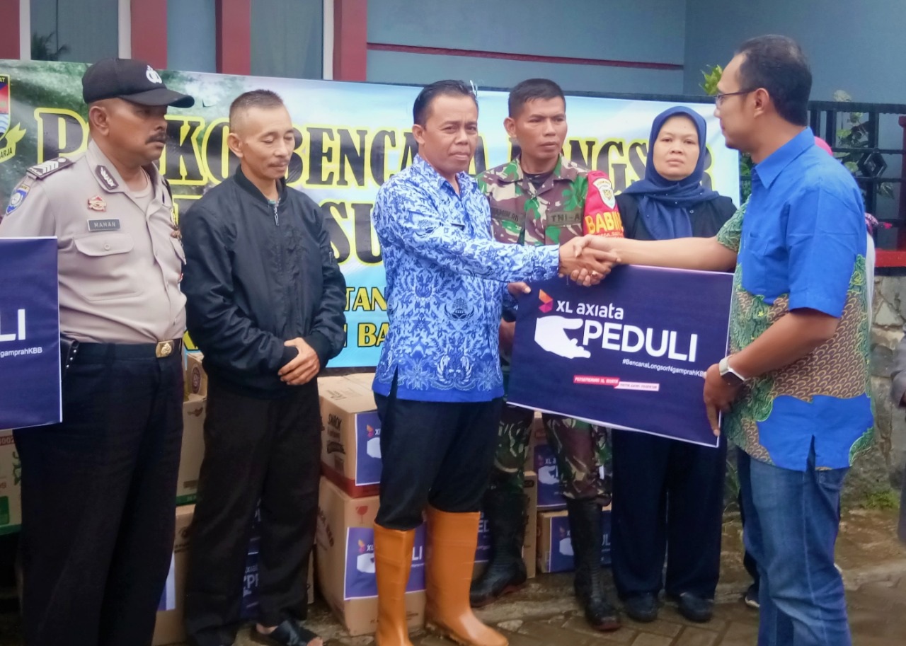 XL Salurkan Bantuan Untuk Korban Longsor