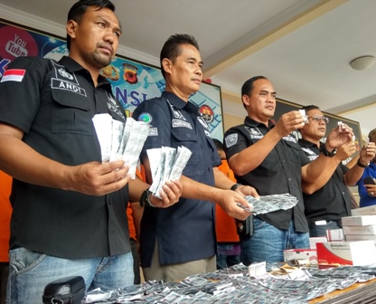 Polisi Sita Ribuan Butir Obat dan Ganja Kering