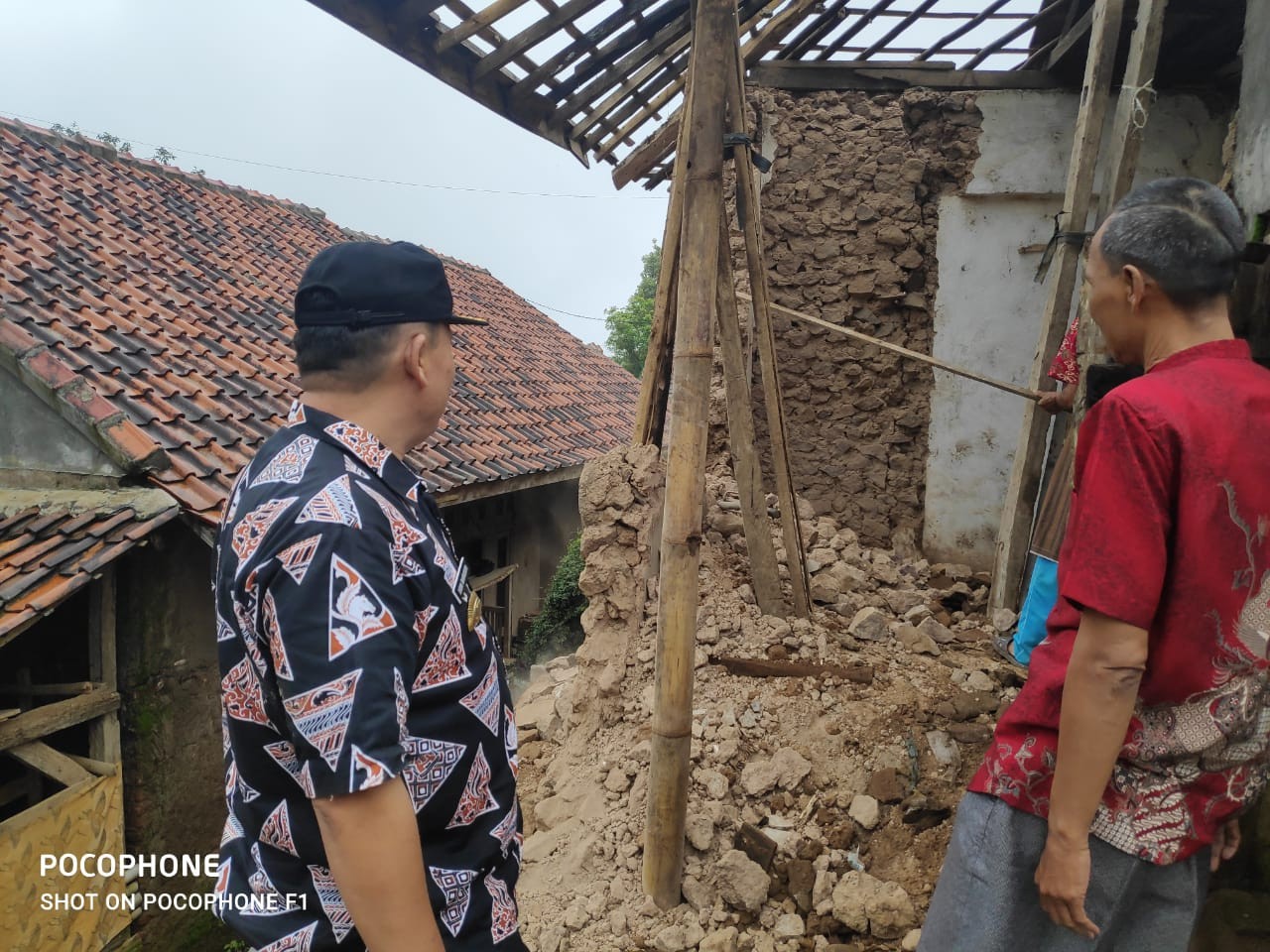 Terseret Longsor, Rumah Warga Puncak Ambruk