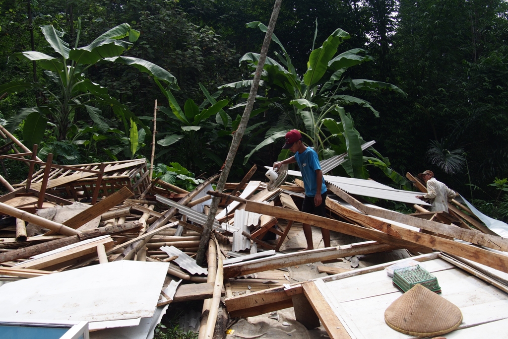 Rumah Sekaligus Warung Ambruk Tergerus Longsor, Penghuni Tertimpa Material