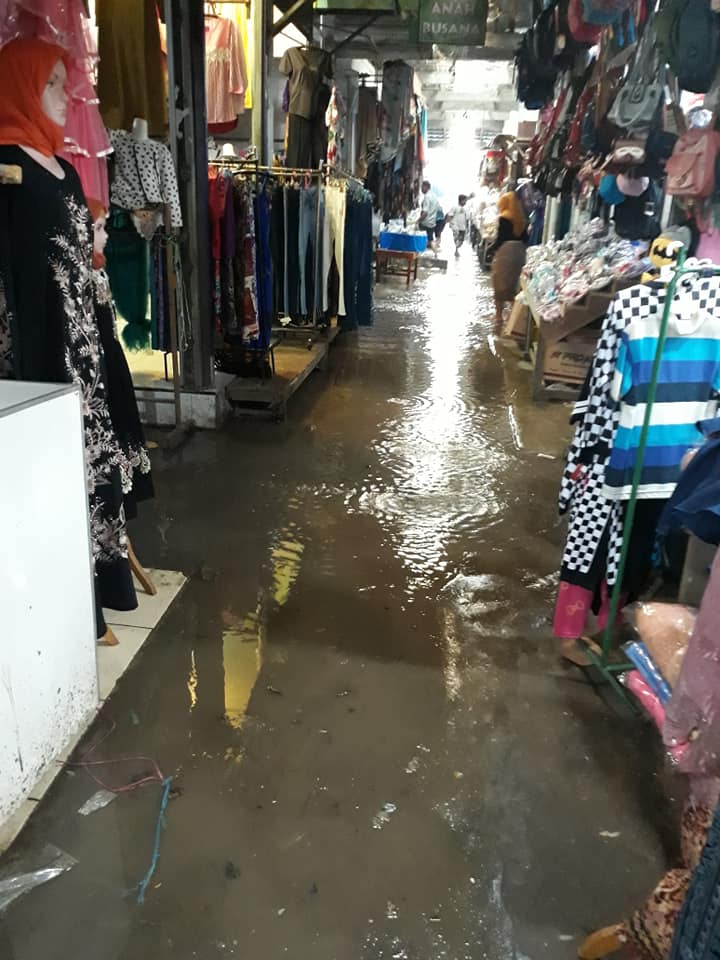 Hujan Deras, Pasar Karangampel Banjir