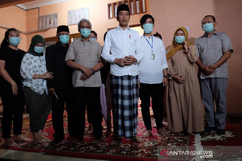 Ibunda Jokowi akan Dimakamkan di Pemakaman Mundu Siang Ini