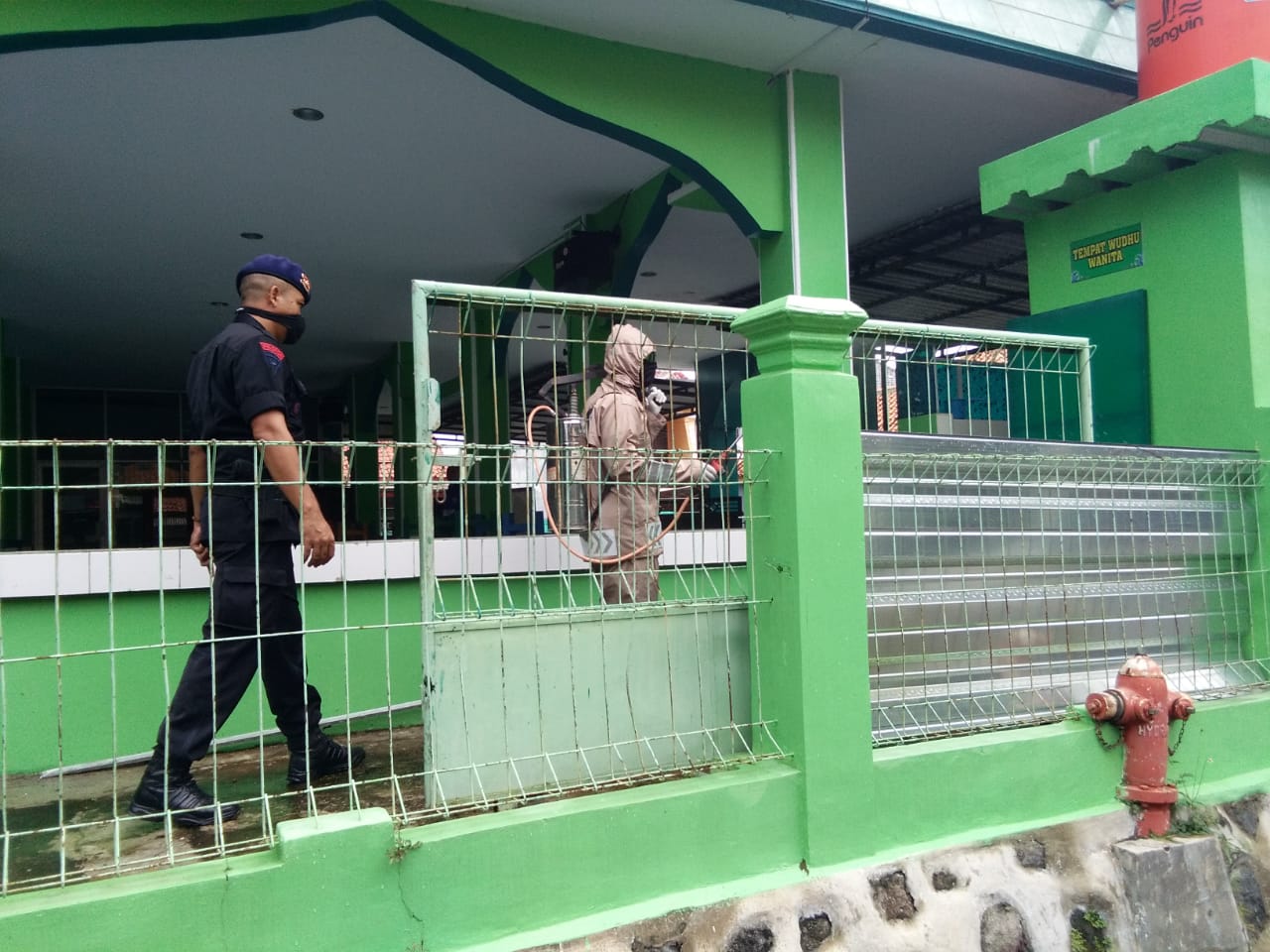 Aparat Gabungan Sterilisasi Masjid dan Perumahan Warga Cegah Penyebaran Corona