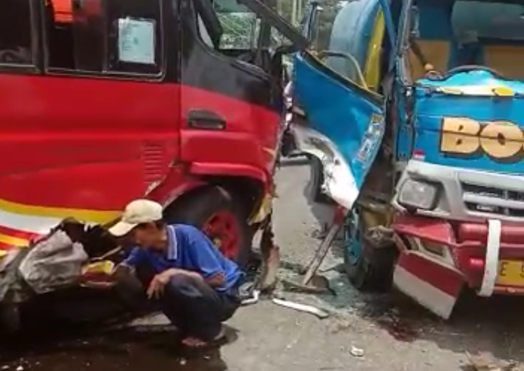 Tiga Kendaraan Tabrakan Beruntun di Gempol