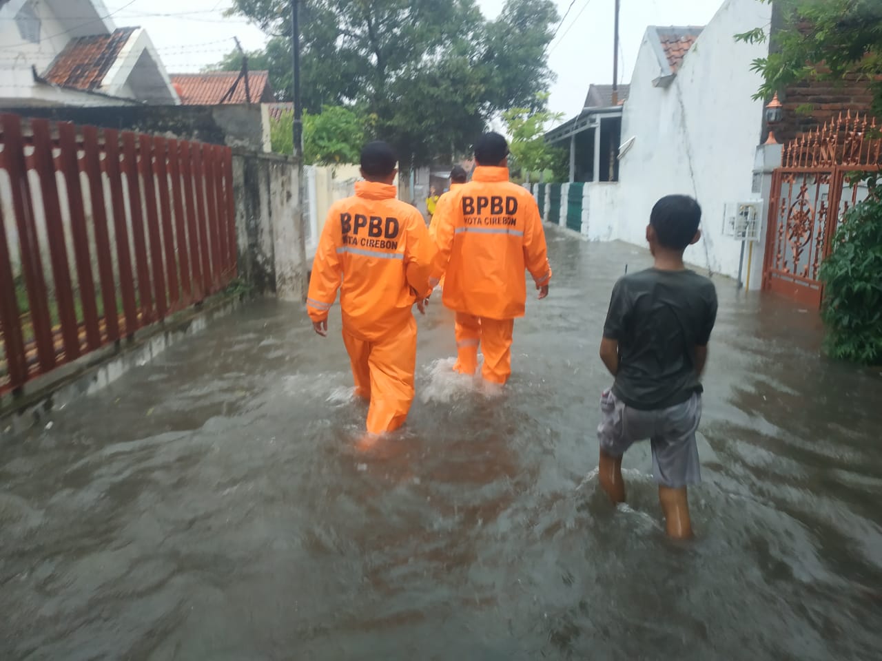 Penampakan Jalanan dan Permukiman Pasca Kota Cirebon Diguyur Hujan Lebat