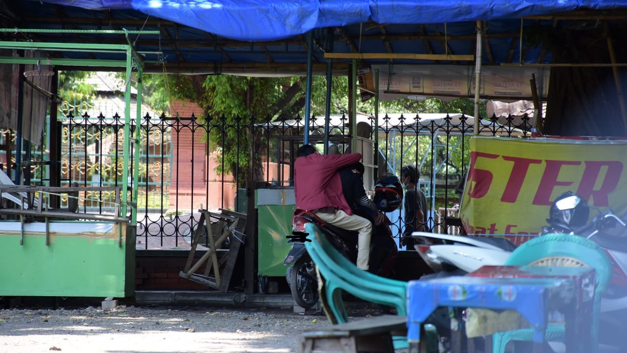 Disuruh Physical Distancing, Pelajar Ini Malah Bermesraan di Tempat Umum