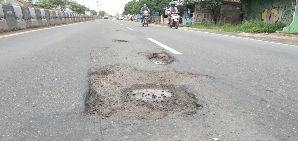 Lubang Jalan di Jalur Pantura Bugel, Setiap Hari Telan Korban