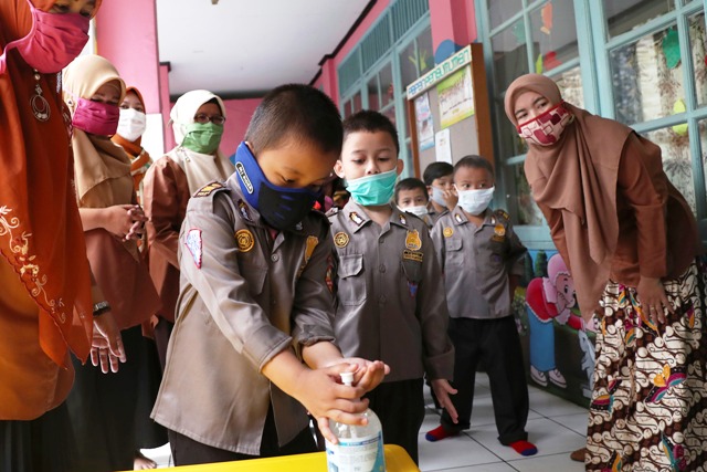 Sekolah Dibolehkan Beli Hand Sanitizer dari Dana BOS