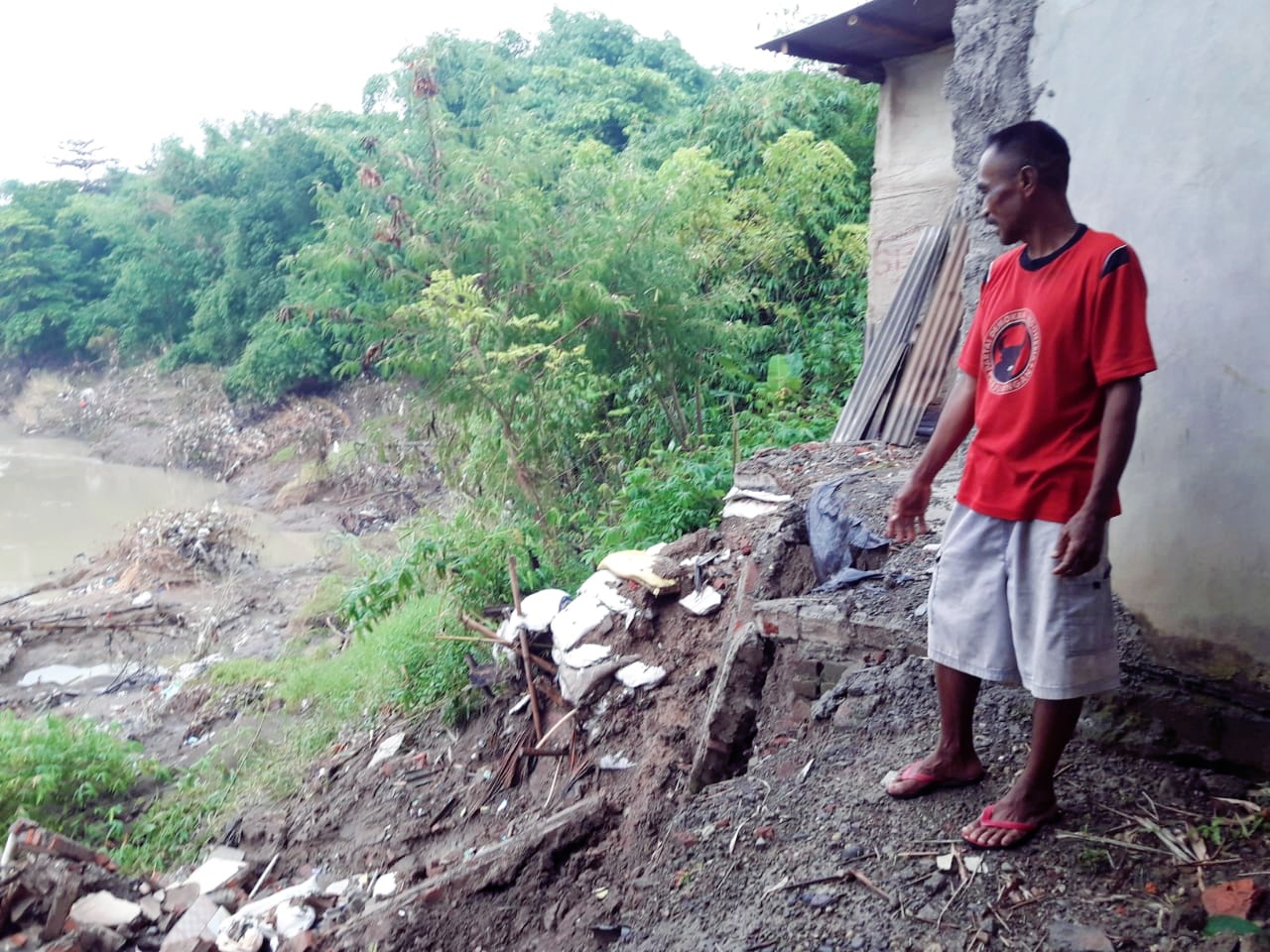Abrasi Makan Korban Lagi, Terkikis Arus Sungai Cikeuruh, Satu Rumah Ambruk