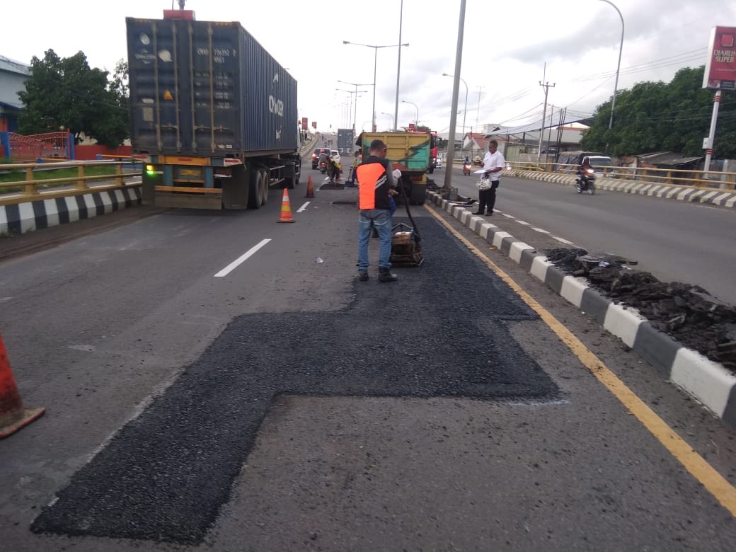 Jalan Berlubang Fly Over Pegambiran Sudah Ditambal