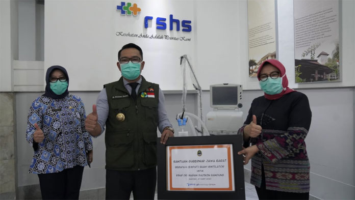 Lawan Covid-19, Gubernur Jabar Serahkan 4 Ventilator dari CSR ke RS Hasan Sadikin